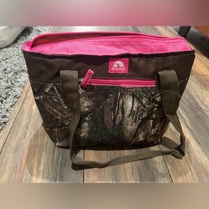 { igloo } Camouflage and pink cooler bag